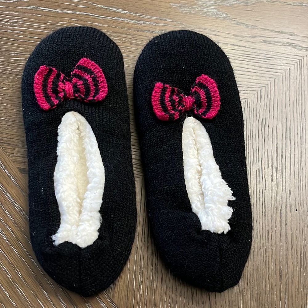 Black & red womens cozy slipper socks with non skid bottoms Size 7